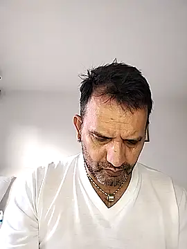 Snapshot of RogueTraveler chatting on February 2, 2025, 9:23 pm RogueTraveler online show from February 2, 2025, 9:23 pm