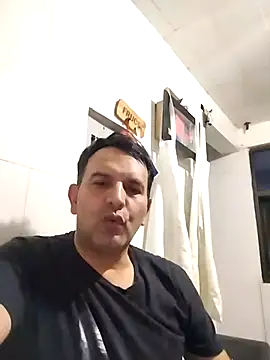 Snapshot of RogueTraveler chatting on March 7, 2025, 2:25 am RogueTraveler online show from March 7, 2025, 2:25 am