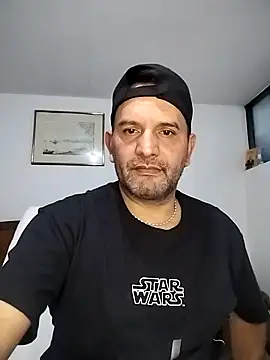 Snapshot of RogueTraveler chatting on November 13, 2025, 3:32 am RogueTraveler online show from November 13, 2025, 3:32 am