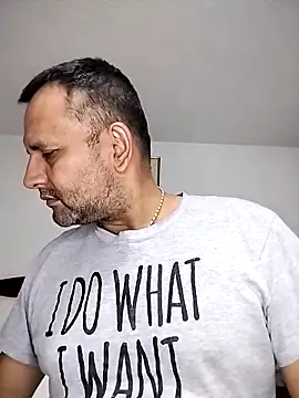 Snapshot of RogueTraveler chatting on September 21, 2025, 4:28 am RogueTraveler online show from September 21, 2025, 4:28 am