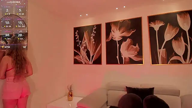 Snapshot of TiaraLawrence chatting on December 13, 2024, 2:32 am TiaraLawrence online show from December 13, 2024, 2:32 am