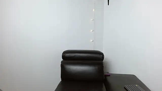 JhoanitaCats online show from December 9, 2024, 11:03 pm