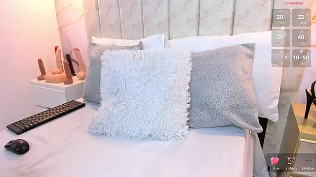 LauraSmith-01 online show from December 1, 2025, 11:05 pm