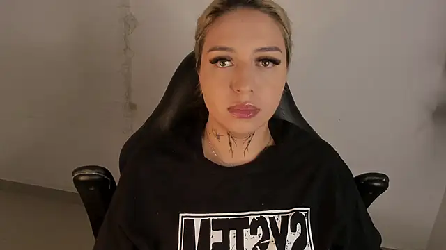 Snapshot of AnnikaMerliahh_ chatting on February 24, 2026, 12:39 pm AnnikaMerliahh online show from February 24, 2026, 12:39 pm