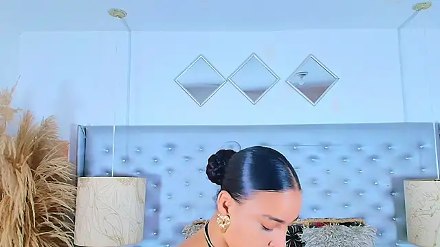 EileenBenzon online show from November 24, 2025, 4:40 pm