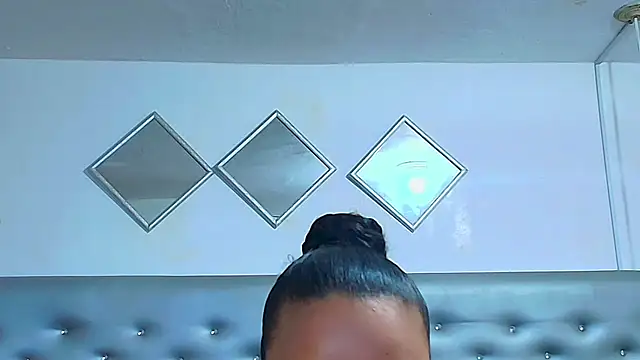 EileenBenzon online show from November 6, 2025, 2:43 pm