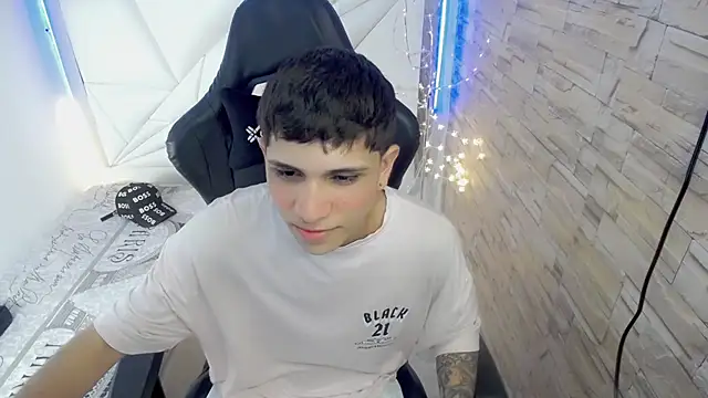 Brayan lopezz online show from December 3, 2024, 2:22 pm