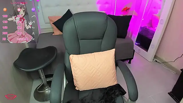 EMALINDA  HILSS online show from February 3, 2025, 1:19 pm