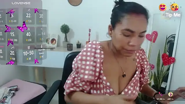 Snapshot of KatrinaReds chatting on February 26, 2025, 12:38 pm KatrinaReds online show from February 26, 2025, 12:38 pm