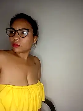 Snapshot of KatrinaReds chatting on February 17, 2025, 7:26 am KatrinaReds online show from February 17, 2025, 7:26 am