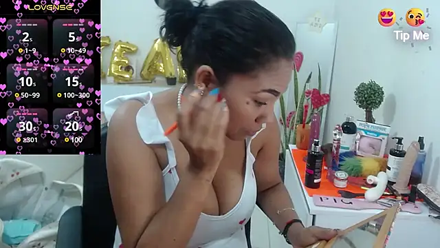 Snapshot of KatrinaReds chatting on February 17, 2025, 5:34 pm KatrinaReds online show from February 17, 2025, 5:34 pm