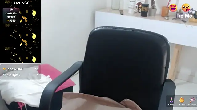 Snapshot of KatrinaReds chatting on March 9, 2025, 2:43 pm KatrinaReds online show from March 9, 2025, 2:43 pm