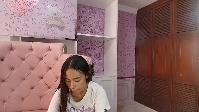 Snapshot of sheyla_sweet18 chatting on February 6, 2025, 10:25 am sheyla sweet18 online show from February 6, 2025, 10:25 am