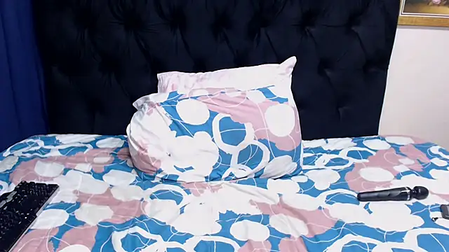 BootyliciousbustyX33 online show from September 27, 2025, 1:56 am