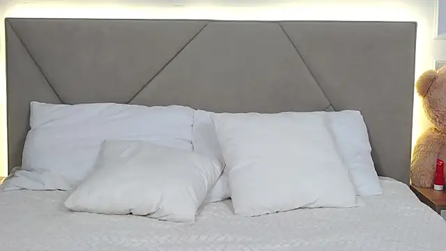 Snapshot of LeilaLow chatting on March 3, 2025, 12:06 pm LeilaLow online show from March 3, 2025, 12:06 pm