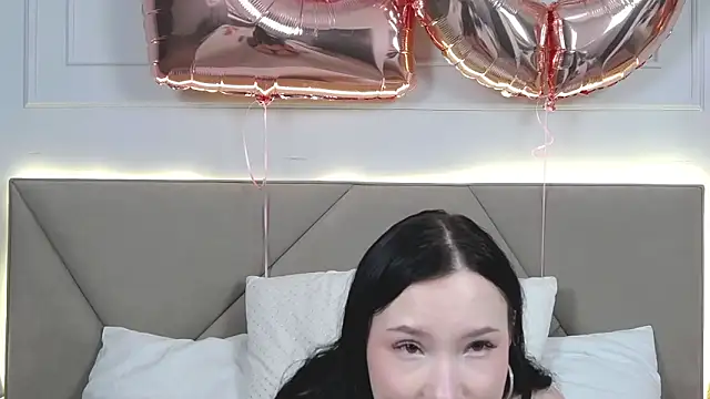 Snapshot of LeilaLow chatting on February 18, 2025, 3:20 pm LeilaLow online show from February 18, 2025, 3:20 pm