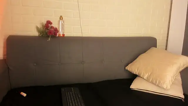 karina gomez 18 online show from October 8, 2025, 11:23 am