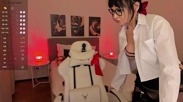 LikaKlint online show from November 6, 2025, 3:27 pm