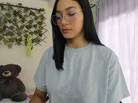 ASIAM BRUNET online show from October 14, 2025, 1:56 pm