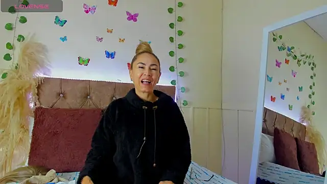 Snapshot of emagarcia chatting on October 18, 2025, 12:40 pm emagarcia online show from October 18, 2025, 12:40 pm