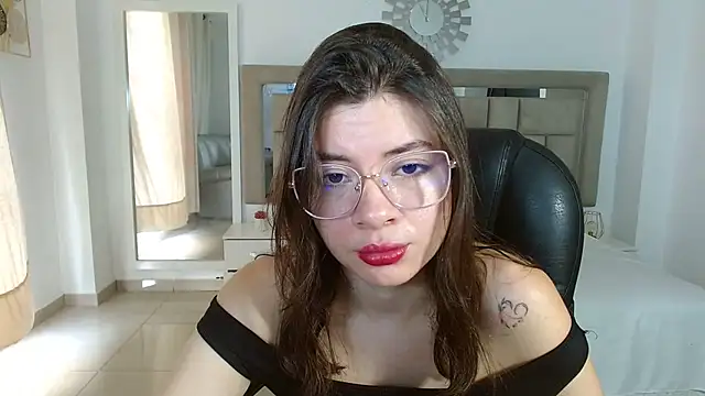 zoecruzz online show from December 18, 2025, 2:32 pm