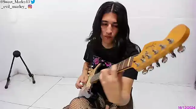 Evil Queen13 online show from December 16, 2024, 1:22 pm