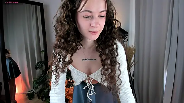 Snapshot of Curly_Moon chatting on May 5, 2026, 2:09 pm Curly Moon online show from May 5, 2026, 2:09 pm