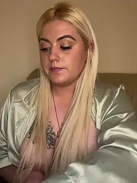 Blondiee3088 online show from February 12, 2025, 9:01 pm