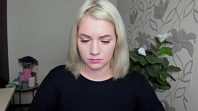 MariaSttone online show from November 18, 2025, 7:39 pm