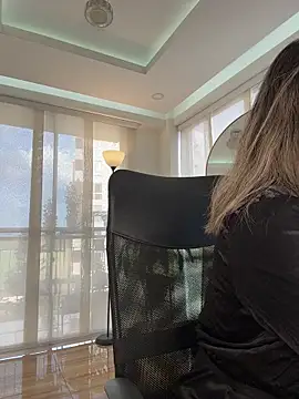 nicollefiorett online show from November 25, 2025, 9:26 pm