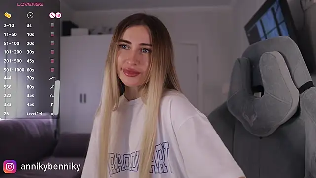 Coconutkittyy online show from December 26, 2024, 7:16 pm