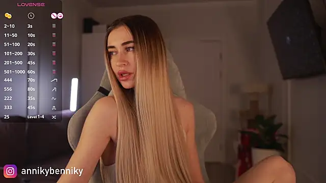 Coconutkittyy online show from December 16, 2024, 5:11 pm