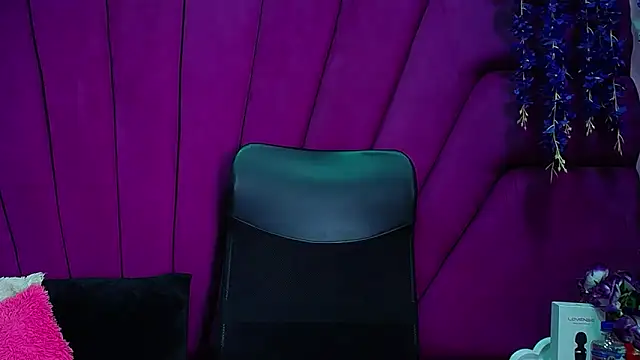 nathalia pink online show from October 17, 2025, 1:35 pm