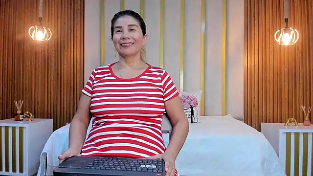 Snapshot of love_mommy chatting on February 27, 2025, 3:40 am love mommy online show from February 27, 2025, 3:40 am