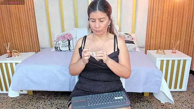 Snapshot of love_mommy chatting on March 11, 2025, 5:24 am love mommy online show from March 11, 2025, 5:24 am