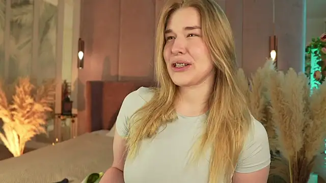 Smiley Mia online show from April 12, 2026, 5:11 am