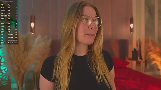 Smiley Mia online show from April 8, 2026, 5:09 am