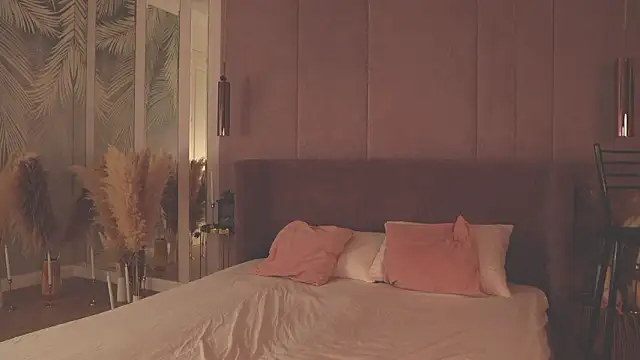 Smiley Mia online show from February 4, 2026, 5:02 am