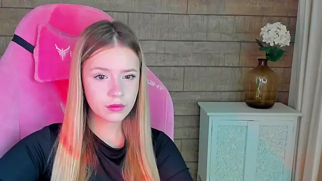 MilanaBalmain online show from September 28, 2025, 4:08 am