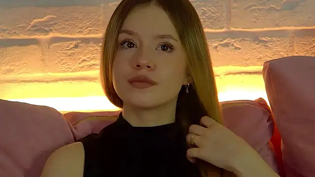 MilanaBalmain online show from December 1, 2025, 4:46 am