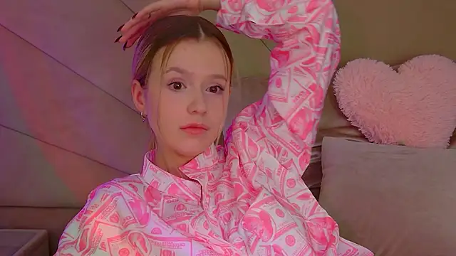 MilanaBalmain online show from November 8, 2025, 4:27 am