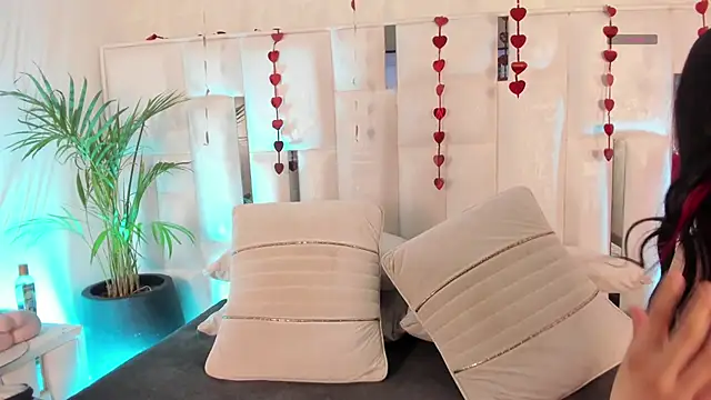 im nika  online show from February 15, 2026, 1:43 pm