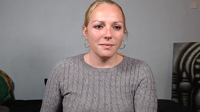 Doucelouve9 online show from January 14, 2026, 5:05 pm