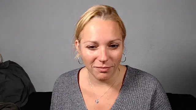 Doucelouve9 online show from November 22, 2025, 5:23 pm