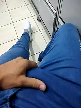 gatmoreno1 online show from January 17, 2026, 12:09 pm