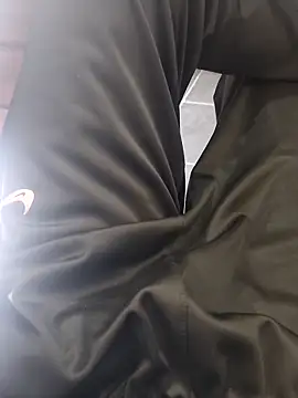 Juliano69xv online show from December 4, 2025, 7:02 pm