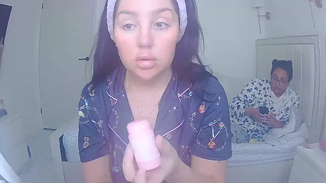 vanilla chocolate23 online show from April 22, 2026, 8:21 am