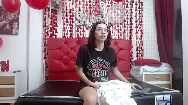 Roxy Lux online show from February 14, 2025, 2:44 pm