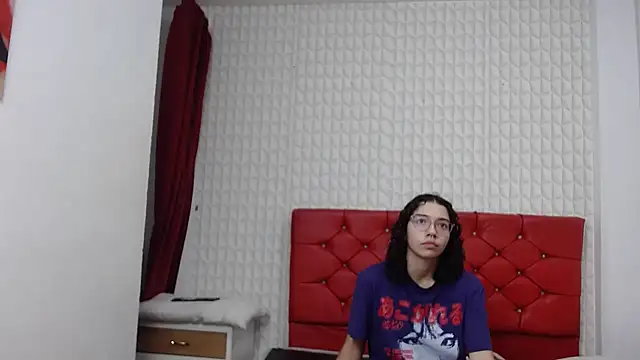 Roxy Lux online show from February 5, 2025, 2:26 pm