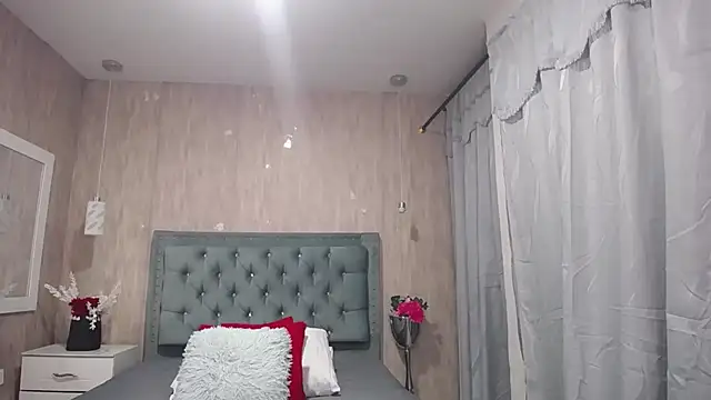 Roxy Lux online show from March 15, 2025, 1:51 pm